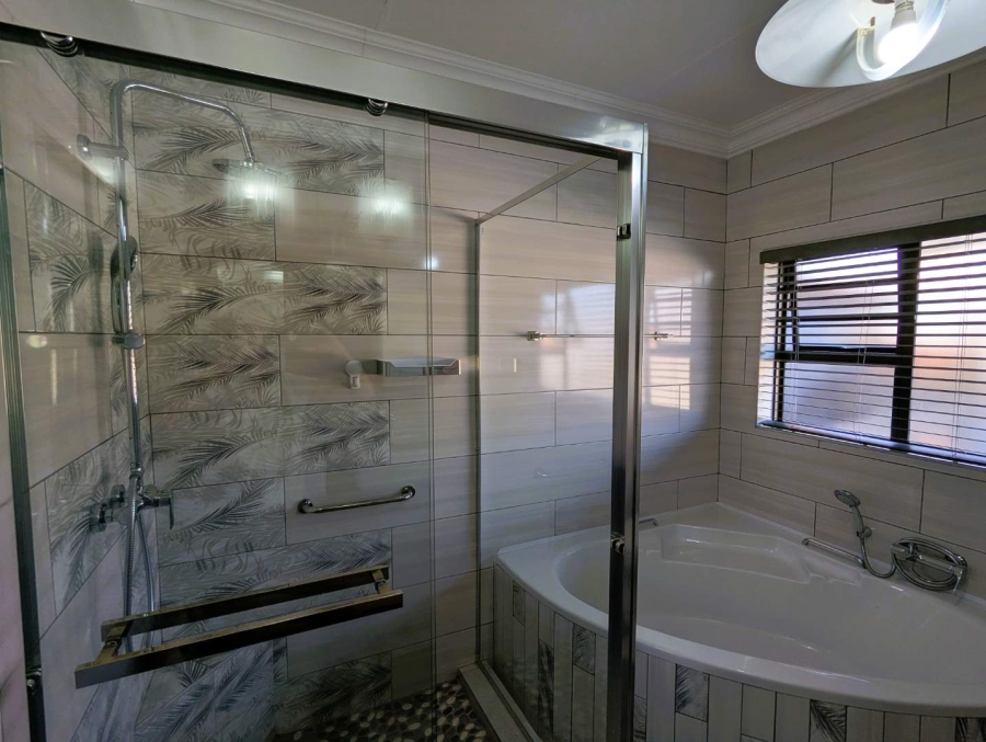5 Bedroom Property for Sale in Fraaiuitsig Western Cape